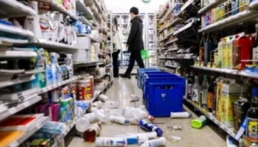 Así quedó un supermercado en Fukushima tras el fuerte sismo.