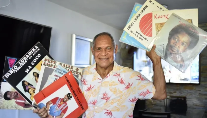 Donaldo García y parte de su colección de música africana.