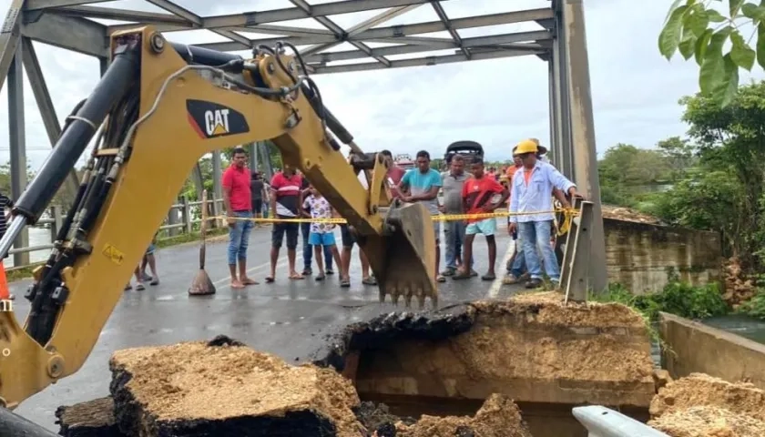 Afectación en la vía y en el puente.