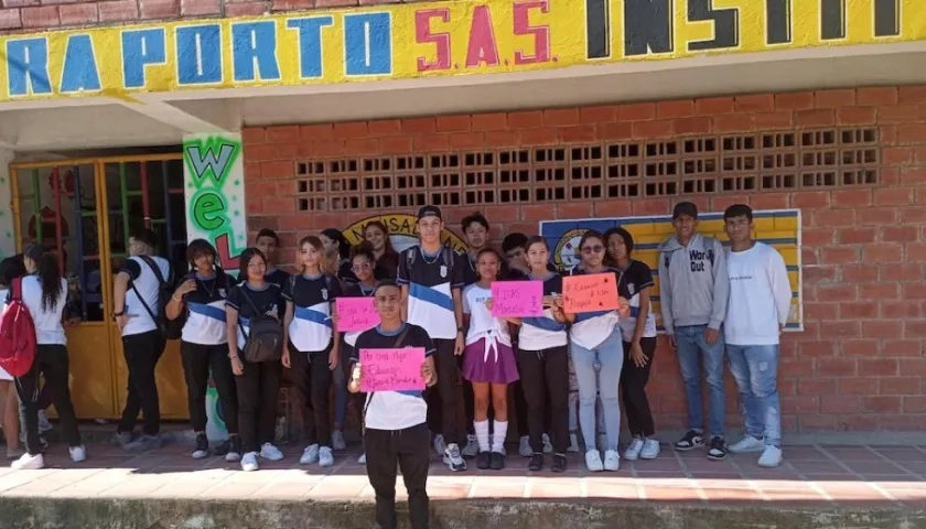 Estudiantes protestando frente a ls instalaciones del colegio.