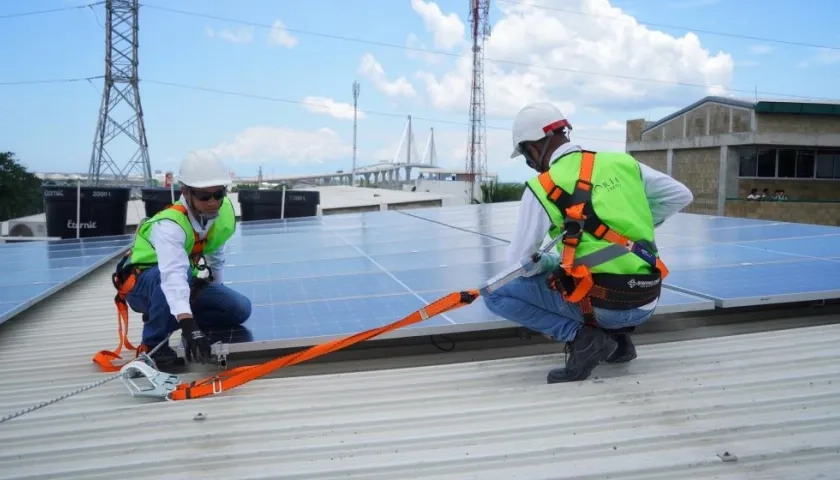 Instalación de paneles solares en el Colegio Simón Bolívar.