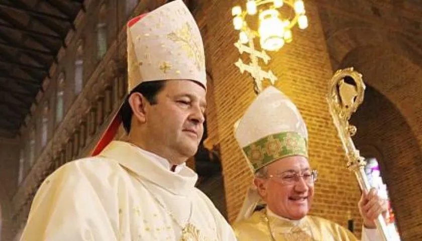 Monseñor Ricardo Tobón (izq.) Arzobispo de Medellín.