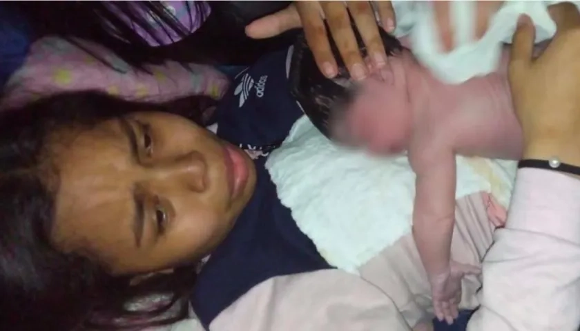 Karol Viviana Teherán Matute sostiene a su hija nacida en un bus de Brasilia.