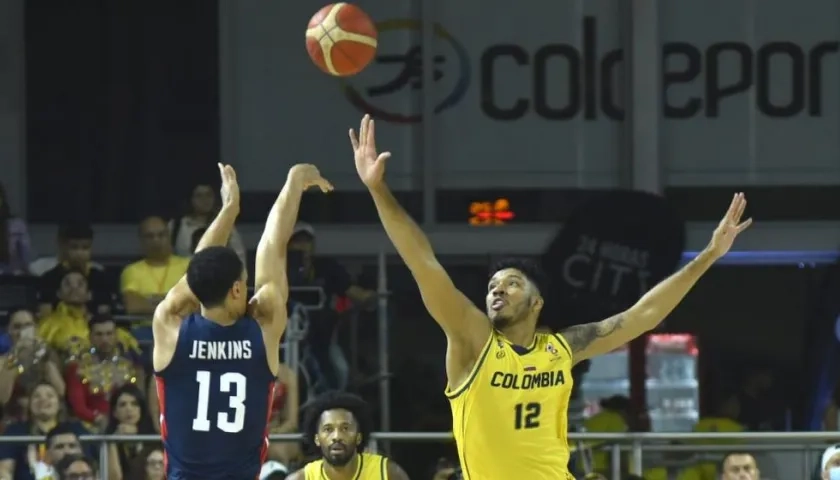 Jaime Echenique intenta bloquear un triple de Estados Unidos.