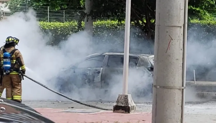 Vehículo incendiado. 