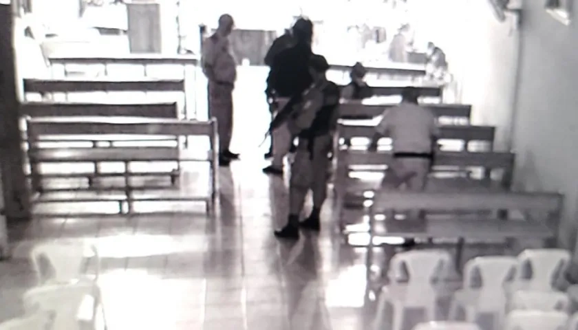 Hombres armados del régimen de Daniel Ortega tomándose las iglesias.