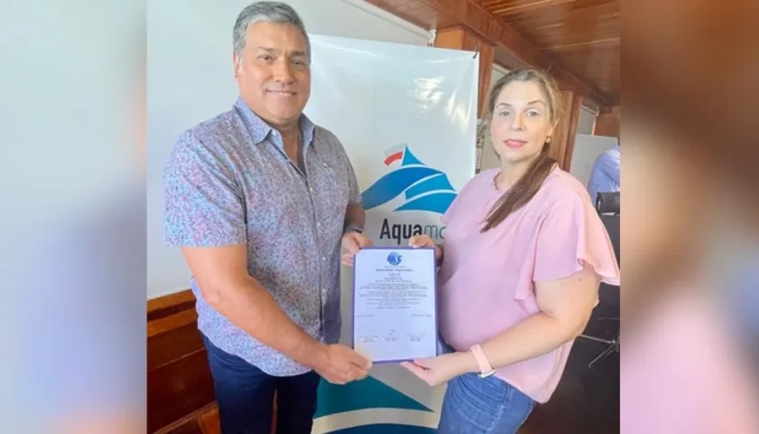 El Gerente de Aquamar William Quiñonez recibiendo la certificación de manos de la Directora local de BASC, Flavia del Vecchio.