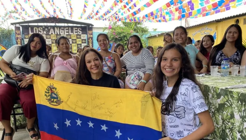 La actriz venezolana Coraima Torres junto a la población refugiada y migrante venezolana en Barranquilla.