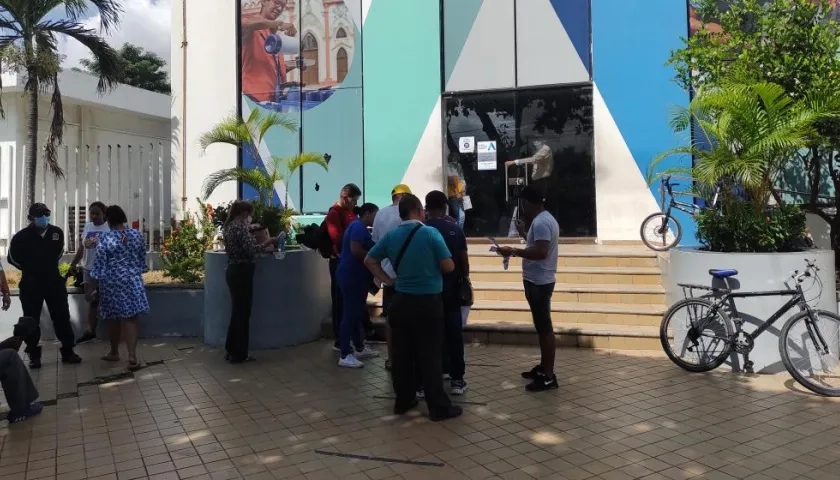 Manuel Ramírez poniendo su queja en las oficinas de Air-e en la Unión.