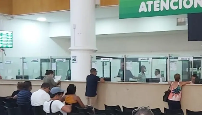 Pago de impuestos en el primer piso de la Alcaldía Distrital.