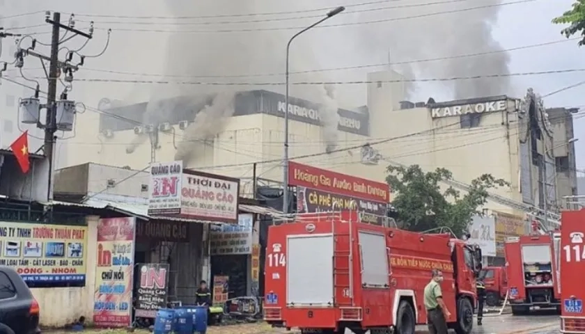 Bomberos sofocaron la emergencia en el karaoke.