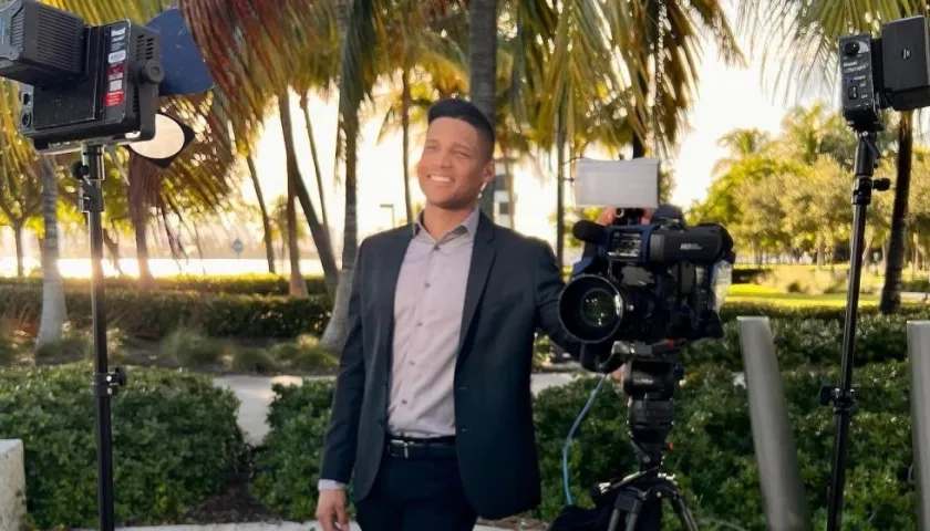El periodista soledeño Miguel Ángel Santiesteban, en plena actividad.