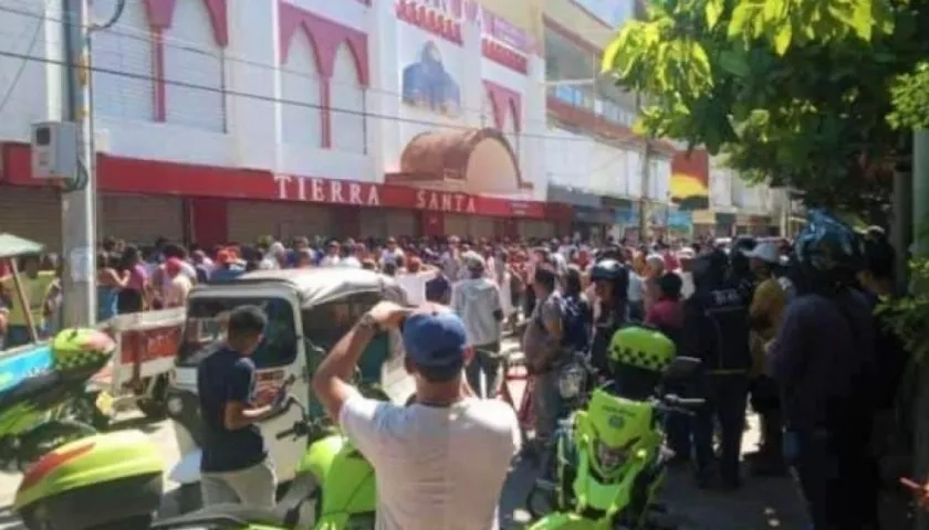 Centenares de personas se concentraron en el almacén Tierra Santa de Maicao.
