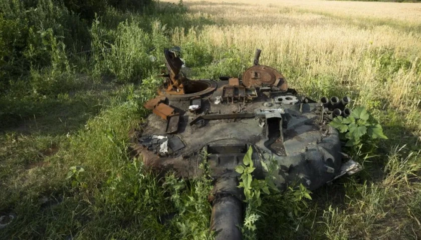 Tanque de guerra destruido. 