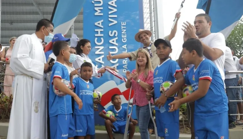 Elsa Noguera hace entrega de la nueva cancha múltiple. 