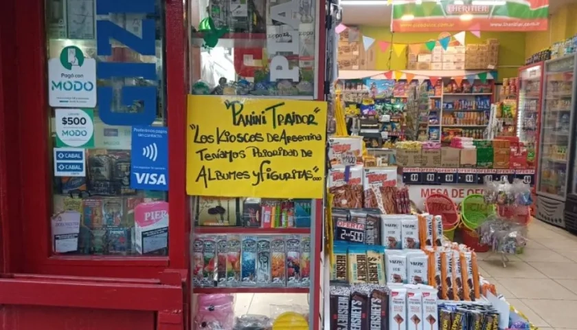 Letreros contra Panini en kioscos argentinos.