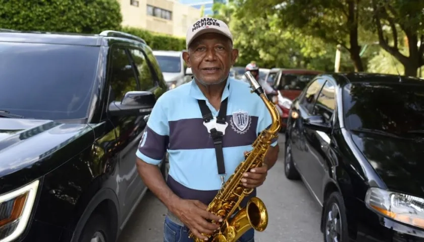 Félix Polanco Acosta, se apresta a iniciar la jornada, en la calle 76 con 57.