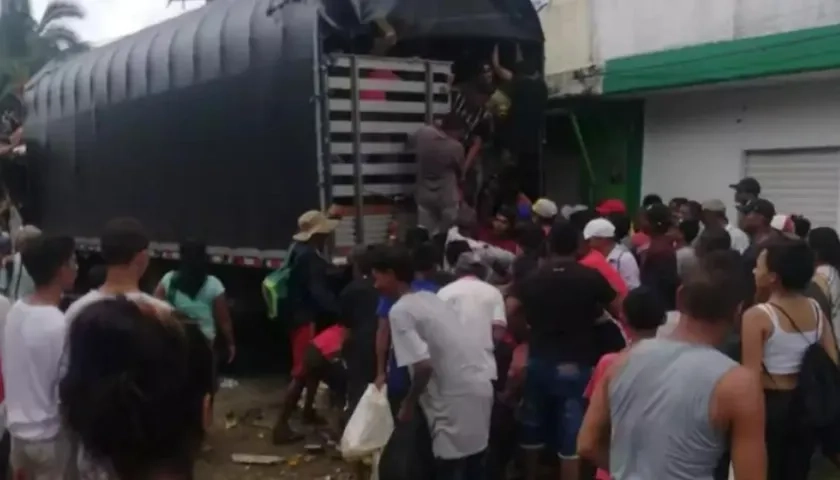 En pleno saqueo captada la gráfica.