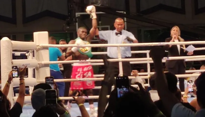 Yuberjen Martínez, boxeador colombiano, con el cinturón de campeón.