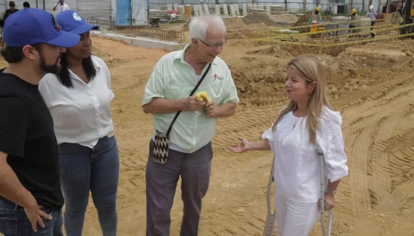 Jaime Pumarejo y Elsa Noguera inspeccionaron las obras.