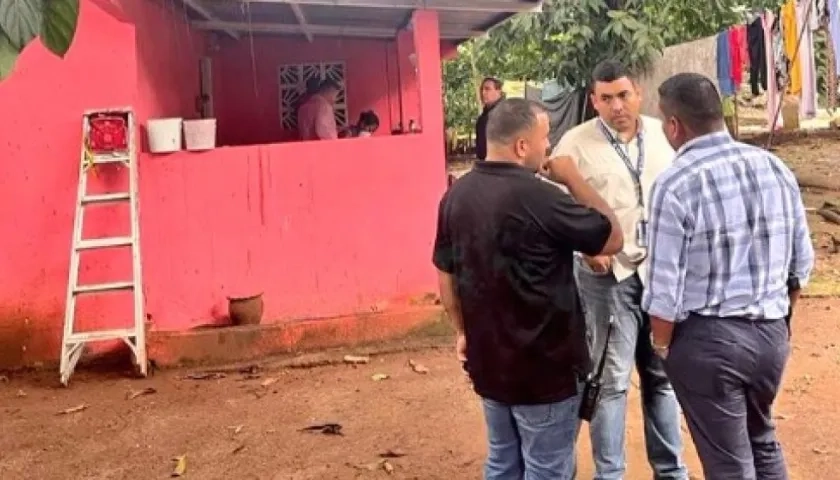Investigadores en la vivienda en la que vivía la niña en Panamá.