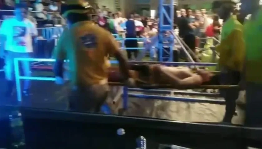 Luis Quiñones sale en camilla. 