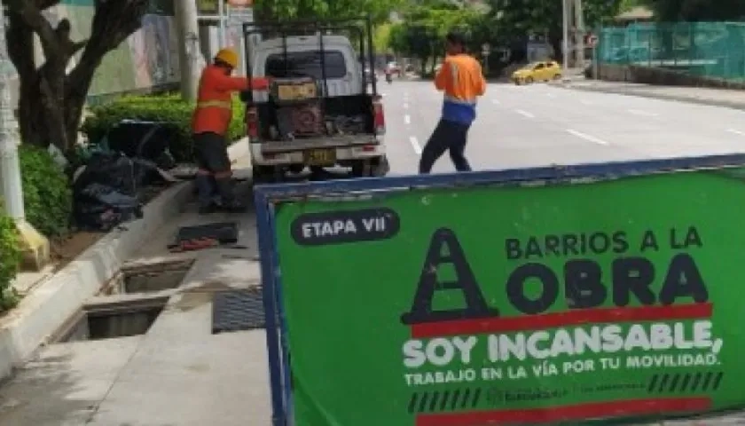 Reposición de rejillas pluviales de desagüe y tapas de alcantarillado.