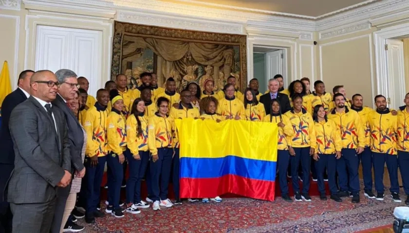 Equipo de Colombia abanderado a los Juegos Sudamericanos. 