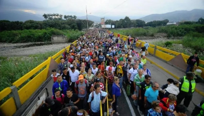 Flujo peatonal puente Simón Bolivar.