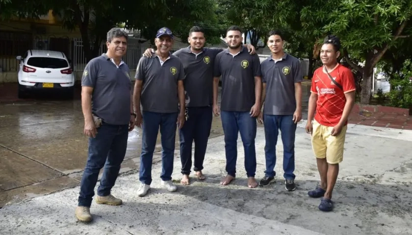 'El paisa' con sus cinco rescatistas.