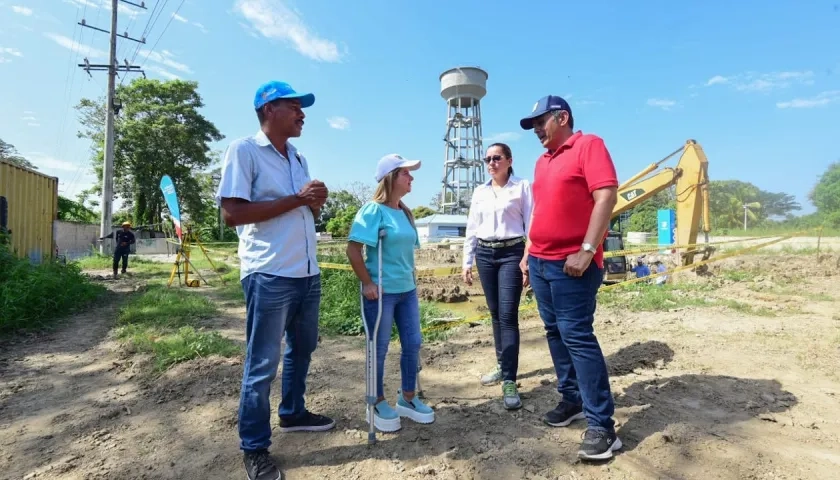 La Gobernadora Elsa Noguera inspeccionando la zona del proyecto.