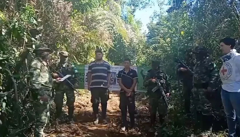 Wilson Oquendo y un familia en momentos en que eran liberados.