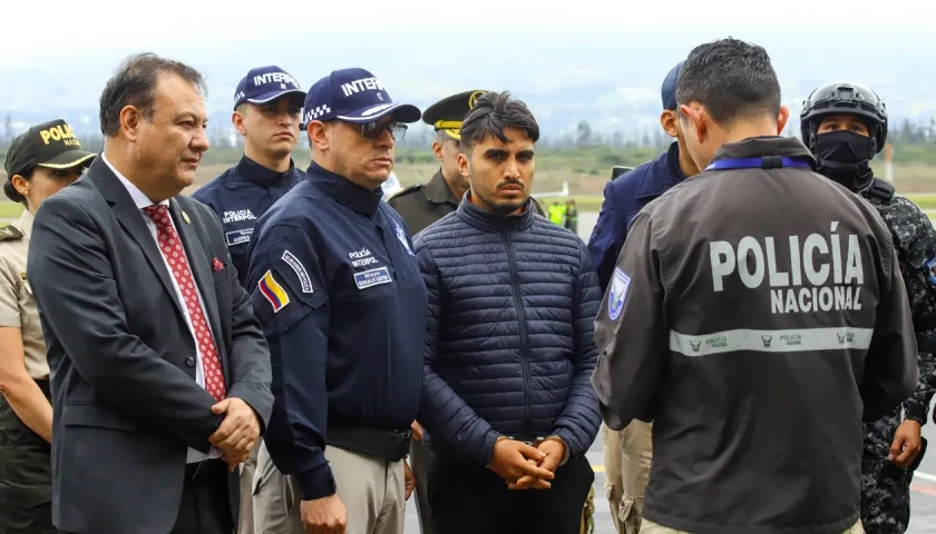 El expolicía Germán Cáceres junto a las autoridades.