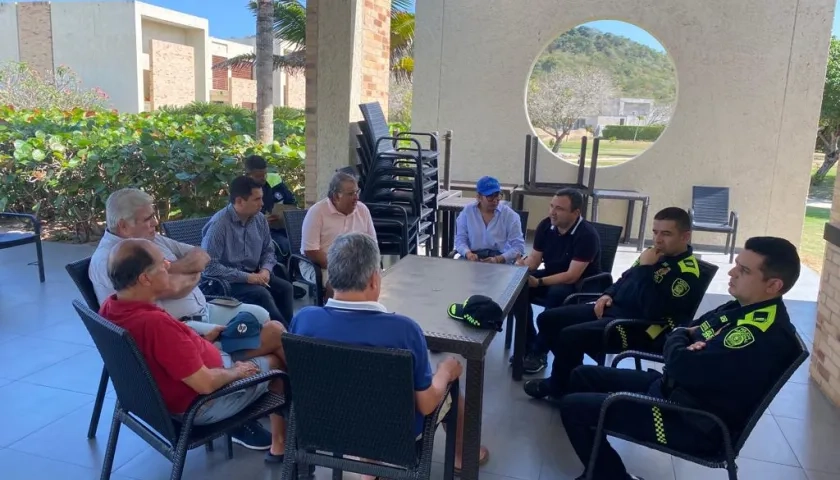 Reunión de la Policía y Gobernación con el Consejo de Administración de Agua Marina. 