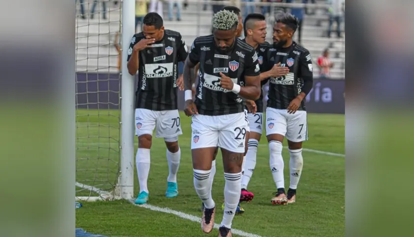 Celebración juniorista del gol de Omar Albornoz.