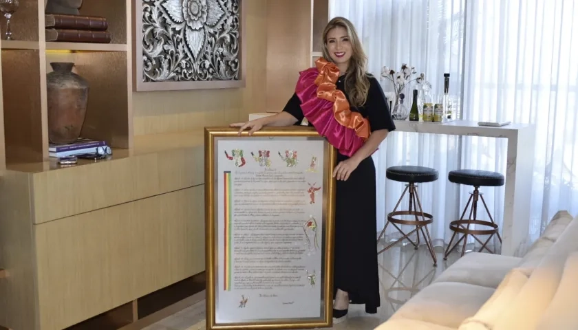 La Reina del Carnaval de Barranquilla 1998, Liliana Hoyos Sánchez, posando junto a su Bando real.