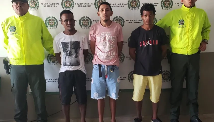 Los tres capturados por la Policía. 