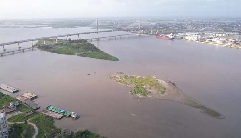 La Isla Pechuga crece sin control en la margen oriental del Puerto de Barranquilla, en la ribera de Palermo.