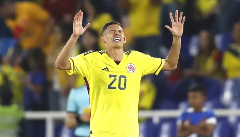 El atacante Daniel Luna celebrando el empate colombiano.