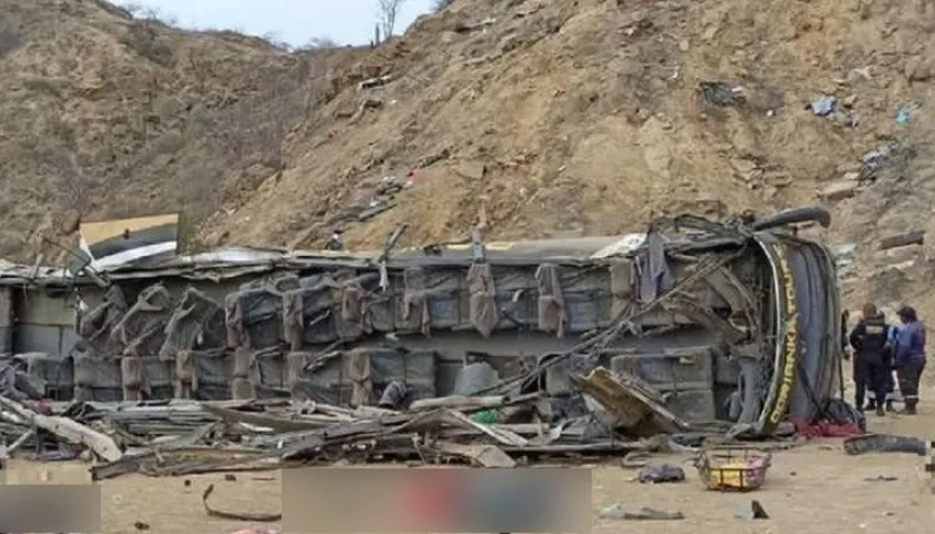 Estado en que quedó el bus accidentado este sábado en Perú.