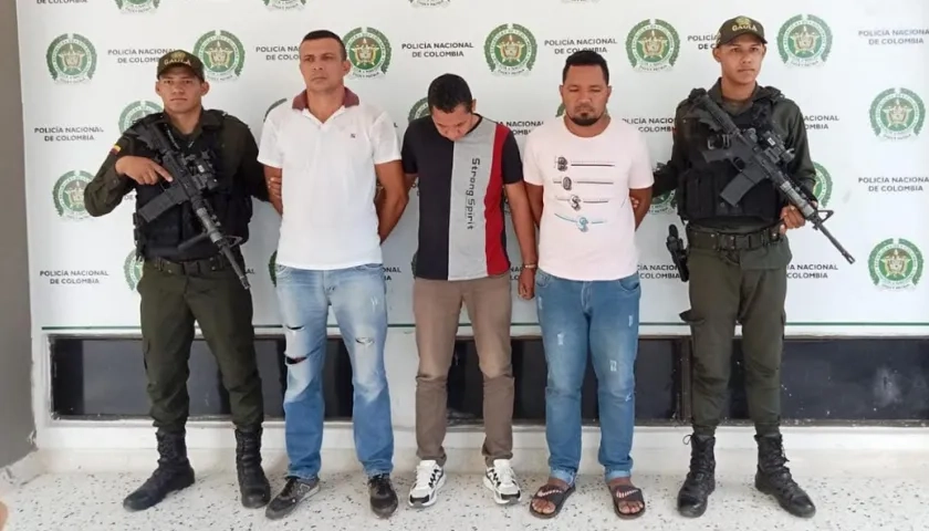 Los tres capturados fueron mostrados a la prensa de Valledupar.