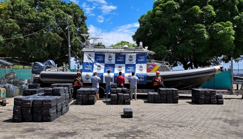 Los 4 capturados con la cocaína que transportaban en un sumergible.