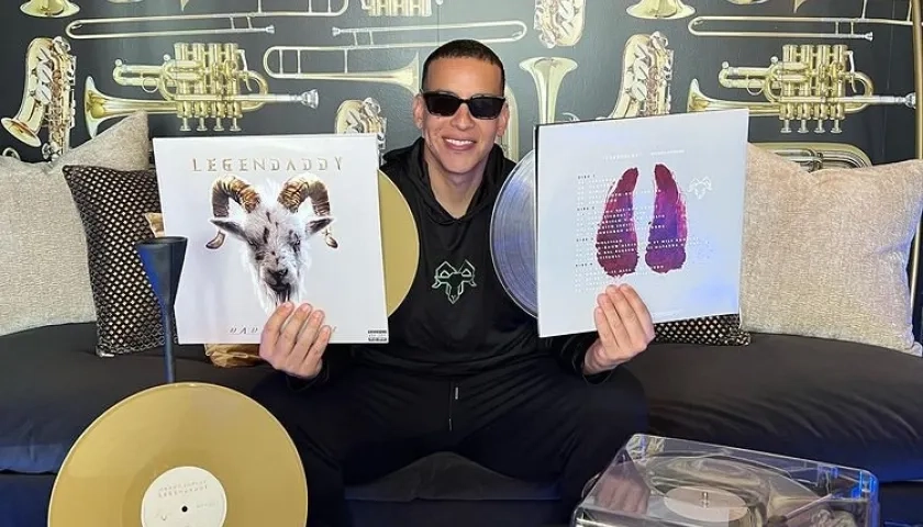 Daddy Yankee y su disco de vinilo.