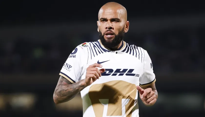 Dani Alves juega en Pumas en junio de 2022.