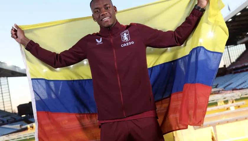 Jhon Jáder Durán posó en su presentación con la bandera de Colombia.