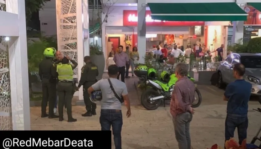 Clientes y curiosos después del atraco en la Heladeria Americana