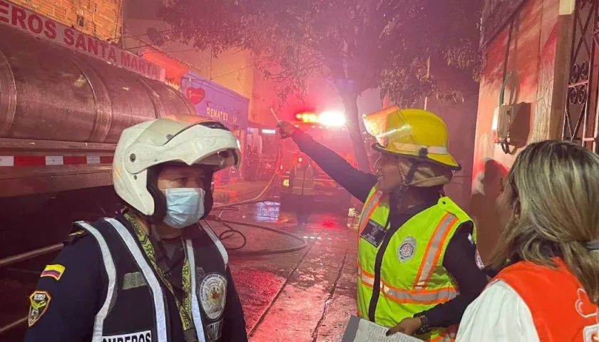 Bomberos en el momento de la emergencia.