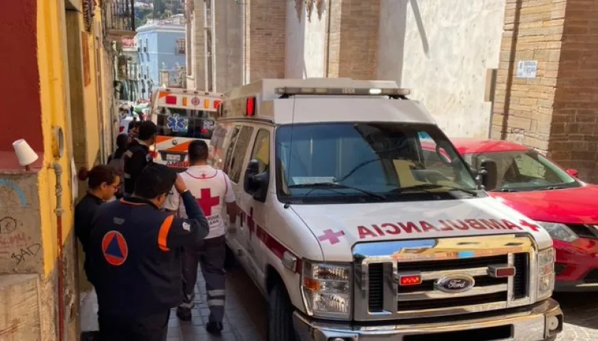 Una ambulancia se estaciona en la escuela de primaria en donde fueron reportados los intoxicados.