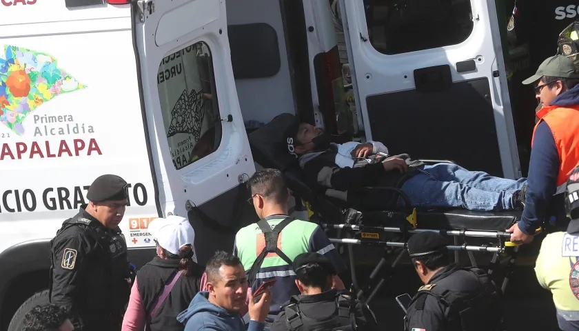 Miembros de los servicios de emergencia trasladan a un herido.