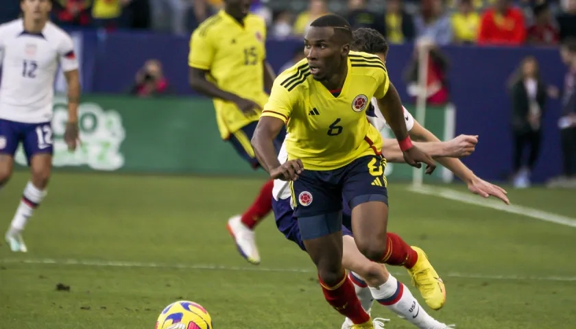 Juan David Mosquera domina la pelota en el juego contra Estados Unidos.